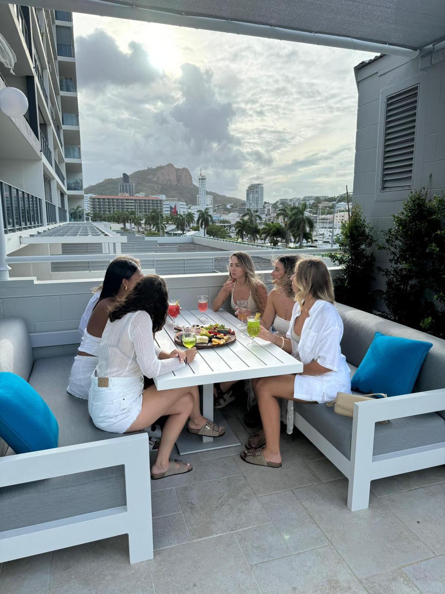 Belmoral Corporate Suites (Adults Only) Townsville Exteriör bild